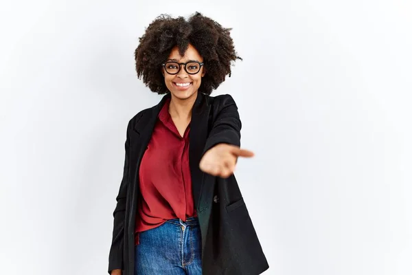 Африканська Американка Волоссям Афро Діловій Куртці Окулярах Посміхається Радістю Пропонуючи — стокове фото
