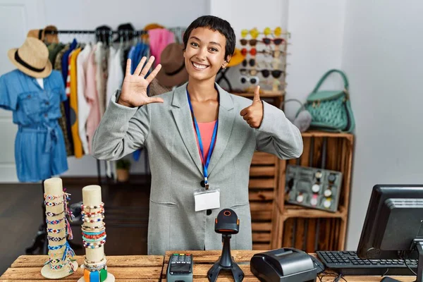 Fiatal Spanyol Rövid Hajjal Üzletvezetőként Dolgozik Kiskereskedelmi Butikban Mutatva Mutatva — Stock Fotó