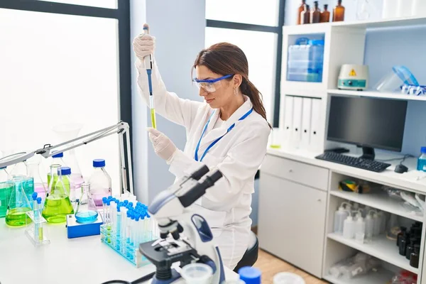 실험실에서 피펫을 사용하여 과학자 유니폼을 — 스톡 사진