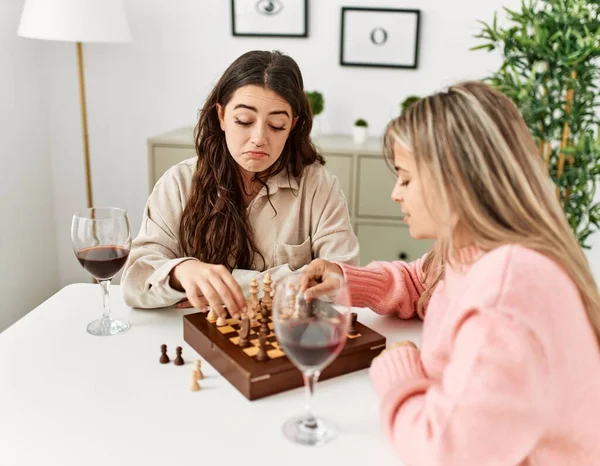 Young Couple Playing Chess Drinking Red Wine Home — Stock Photo, Image