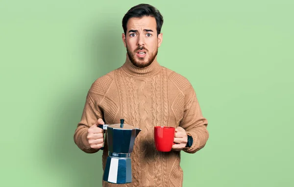 Fiatal Spanyol Férfi Olasz Kávét Iszik Sokkos Arccal Szkeptikusan Szarkasztikusan — Stock Fotó
