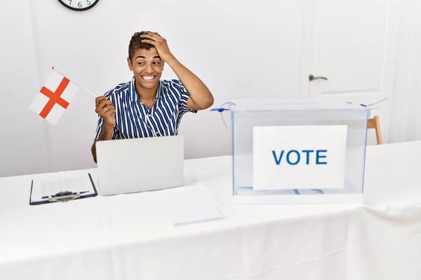 Junger Gut Aussehender Hispanischer Mann Bei Wahlkampfveranstaltung Mit Englandfahne Gestresst — Stockfoto