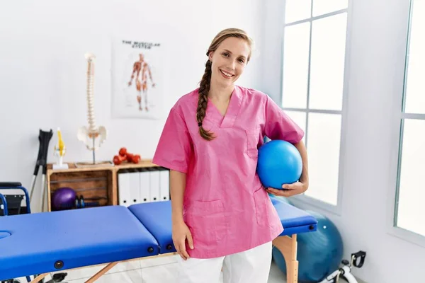 Young Caucasian Woman Wearing Physiotherapist Uniform Holding Fit Ball Physiotherapy — 스톡 사진