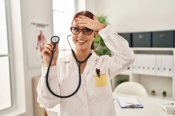 Young Caucasian Woman Wearing Doctor Uniform Using Stethoscope Stressed Frustrated — Stock fotografie