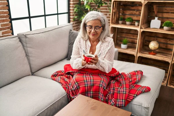 Mujer Mediana Edad Bebiendo Café Sentado Sofá Casa —  Fotos de Stock