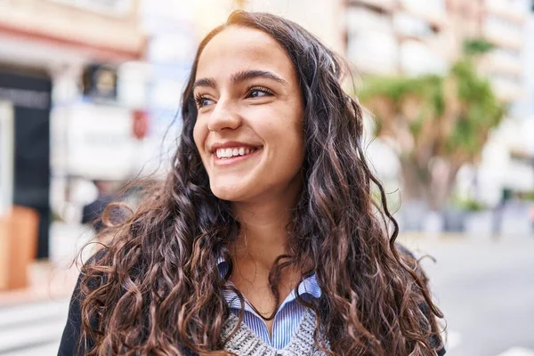 Jovem Hispânica Sorrindo Confiante Rua — Fotografia de Stock