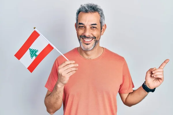Красивый Мужчина Средних Лет Седыми Волосами Держащий Либанонский Флаг Счастливо — стоковое фото
