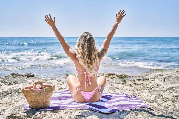Young Blonde Girl Back View Sitting Towel Hands Raised Beach — Fotografia de Stock