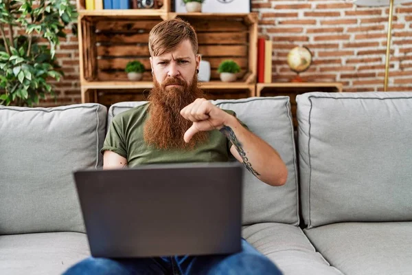 Redhead Man Long Beard Using Laptop Sitting Sofa Living Room — Photo