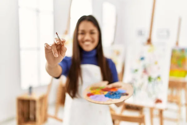 Mujer Latina Joven Sonriendo Confiada Sosteniendo Pincel Paleta Estudio Arte — Foto de Stock