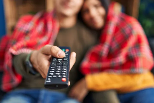 Mann Und Frau Umarmen Sich Vor Dem Fernseher Hause — Stockfoto