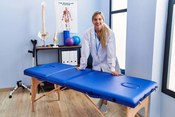 Young Blonde Woman Wearing Physiotherpist Uniform Standing Physiotherapy Clinic — Stockfoto