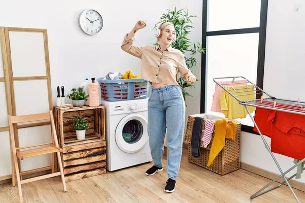 Young Caucasian Woman Smiling Confident Dancing Laundry Room — 图库照片