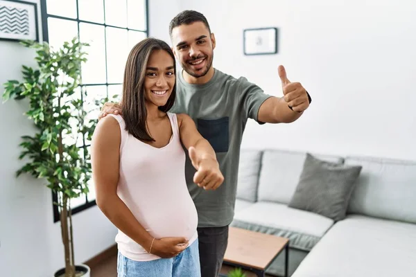 Joven Pareja Interracial Esperando Bebé Tocando Vientre Embarazada Aprobando Hacer — Foto de Stock
