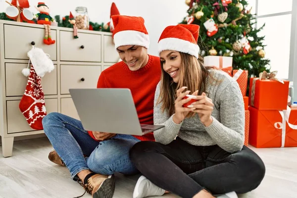 Ein Junges Paar Lächelt Glücklich Mit Weihnachtsmütze Mit Laptop Auf — Stockfoto