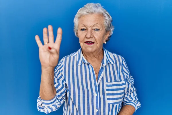 Mulher Sênior Com Cabelos Grisalhos Sobre Fundo Azul Mostrando Apontando — Fotografia de Stock