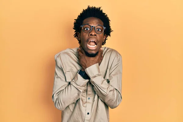 若いアフリカ系アメリカ人の男性がカジュアルな服や眼鏡を着て叫び 窒息ので 痛みを伴う奇妙な 健康上の問題 窒息死と自殺の概念は — ストック写真