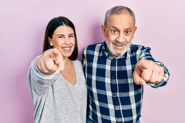 Hispanic Father Daughter Wearing Casual Clothes Pointing You Camera Fingers — Stockfoto