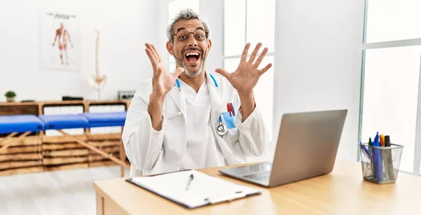 Hispanischer Therapeut Mittleren Alters Der Einer Schmerzklinik Mit Laptop Arbeitet — Stockfoto