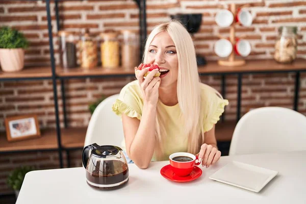 Jonge Blonde Vrouw Ontbijten Zitten Tafel Thuis — Stockfoto