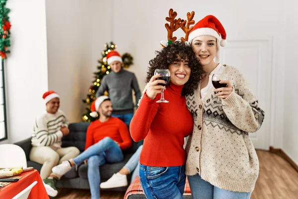 Fiatalok Csoportja Ünnepli Karácsonyt Két Mosolygó Boldog Pohárköszöntőt Mond Egy — Stock Fotó