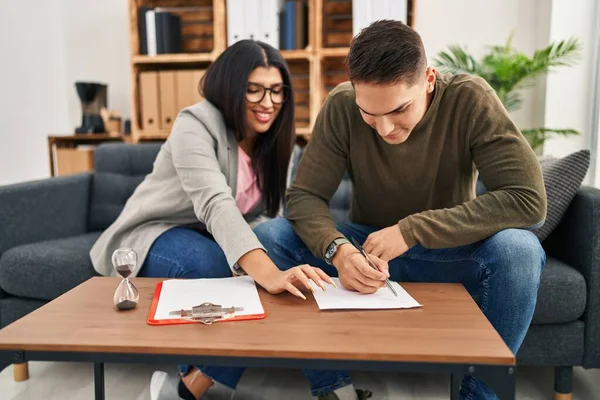 Hombre Mujer Teniendo Sesión Psicología Firmando Documento Clínica — Foto de Stock