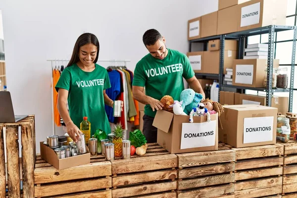 Joven Pareja Latina Voluntaria Sonriendo Feliz Trabajando Centro Caridad — Foto de Stock