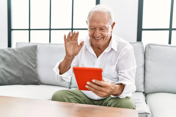 Senior Άνθρωπος Χαμογελά Αυτοπεποίθηση Έχοντας Βιντεοκλήση Στο Σπίτι — Φωτογραφία Αρχείου