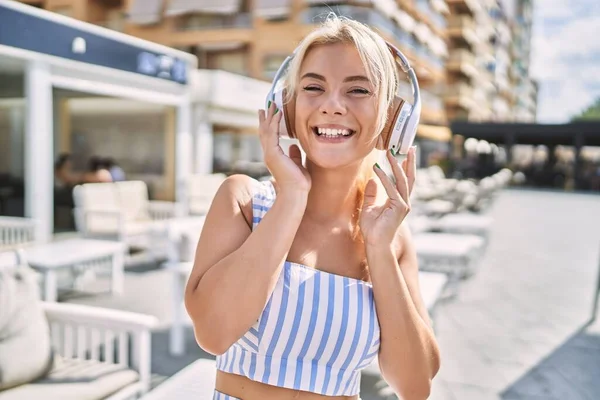 Fiatal Szőke Lány Mosolyog Boldog Zenét Hallgatni Városban — Stock Fotó