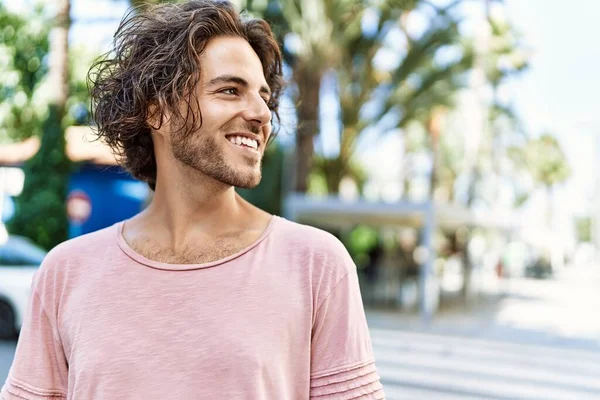 Jovem Hispânico Homem Sorrindo Feliz Rua Cidade — Fotografia de Stock