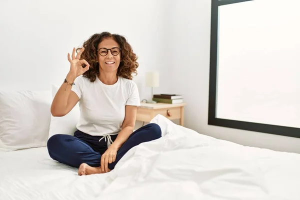 Middle Age Hispanic Woman Sitting Bed Home Smiling Positive Doing — Fotografia de Stock