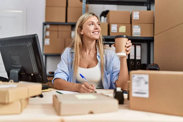 Young Blonde Woman Ecommerce Business Worker Drinking Coffee Working Office — Stok fotoğraf