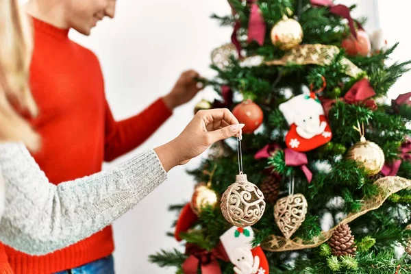 Jovem Casal Sorrindo Feliz Decoração Árvore Natal Casa — Fotografia de Stock