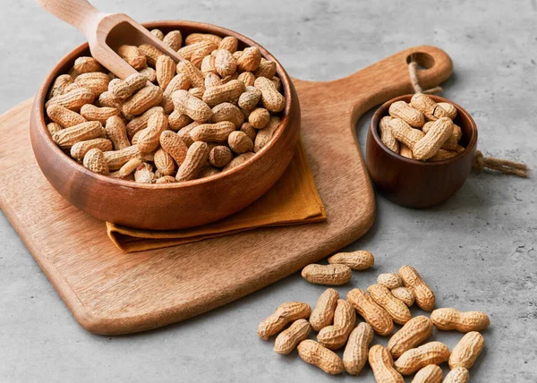 Beton yüzeyde fıstıklı ahşap kaşıklar.