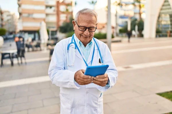 Hombre Mayor Vistiendo Uniforme Médico Usando Touchpad Calle —  Fotos de Stock