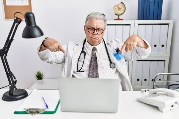 Senior Kaukasiska Mannen Bär Läkare Uniform Och Stetoskop Kliniken Pekar — Stockfoto