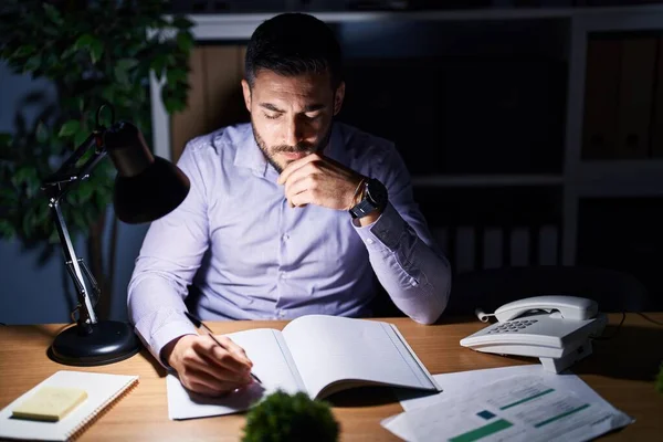 Junger Hispanischer Geschäftsmann Schreibt Auf Notizbuch Überstunden Büro — Stockfoto