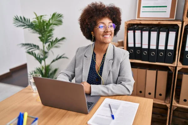 Africano Americano Mulher Trabalhador Negócios Usando Laptop Fones Ouvido Trabalhando — Fotografia de Stock