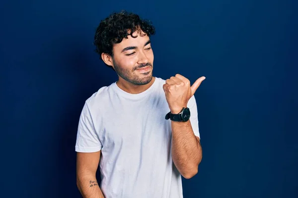 Jeune Homme Hispanique Portant Shirt Blanc Décontracté Souriant Avec Visage — Photo