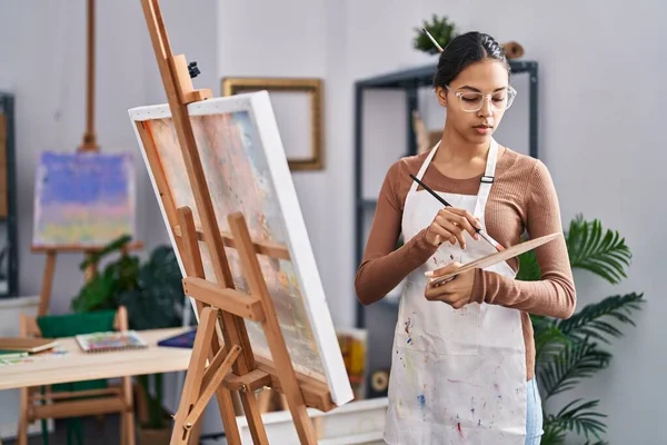 Sanat Stüdyosunda Şüpheli Ifadeli Genç Afrikalı Amerikalı Kadın Ressam Çiziyor — Stok fotoğraf