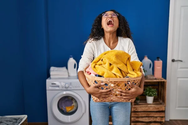 Mujer Hispana Joven Haciendo Colada Sosteniendo Canasta Mimbre Enojada Loca —  Fotos de Stock