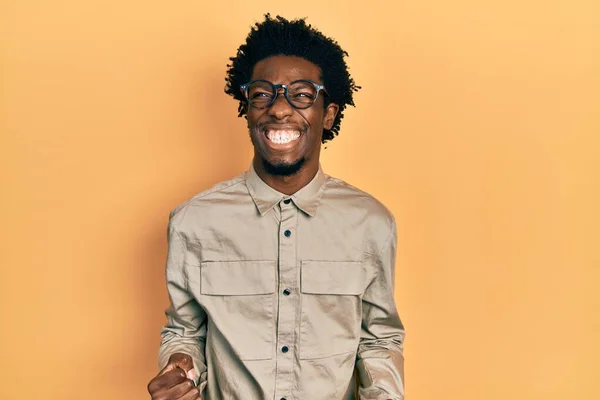 Joven Afroamericano Vestido Con Ropa Casual Gafas Emocionadas Por Éxito —  Fotos de Stock