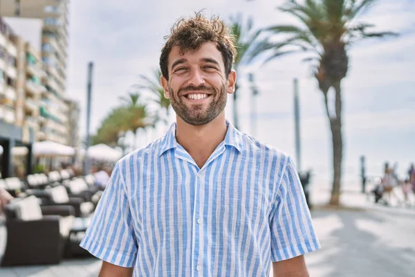 Jovem Hispânico Sorrindo Feliz Praia — Fotografia de Stock