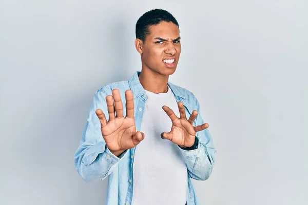 Junge Afrikanisch Amerikanische Kerl Lässiger Kleidung Angewidert Ausdruck Unzufrieden Und — Stockfoto
