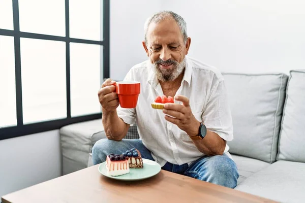 Starší Šedovlasý Muž Usměvavý Sebevědomě Snídá Doma — Stock fotografie