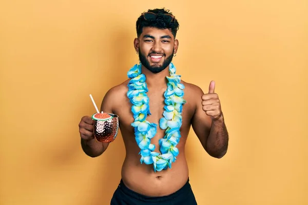 Arab Man Beard Wearing Swimsuit Hawaiian Lei Drinking Cocktail Smiling — Stock fotografie
