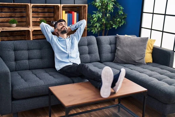 Jovem Hispânico Relaxado Com Mãos Cabeça Sentado Sofá Casa — Fotografia de Stock