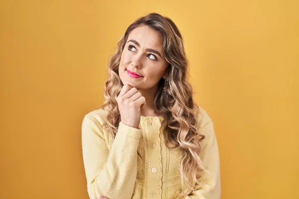 Young Caucasian Woman Standing Yellow Background Hand Chin Thinking Question —  Fotos de Stock