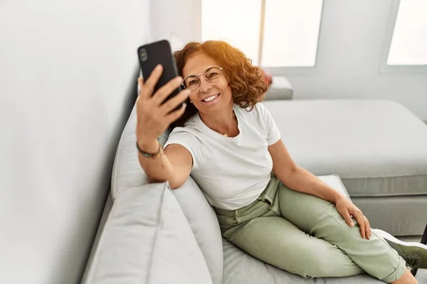 Middle Age Hispanic Woman Smiling Confident Make Selfie Smartphone Home — Stockfoto
