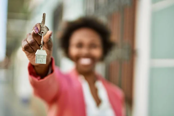 Young African American Woman Holding Keys Outdoor — ストック写真